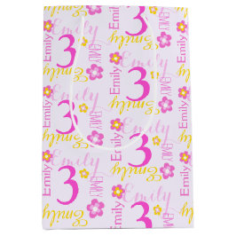 第3誕生日のピンクの黄色い名前をカスタムするのギフトバッグ ミディアムペーパーバッグ