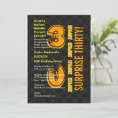 第30モダンな誕生日の黒および金ゴールドE002を驚かして下さい 招待状 (スタンド正面)