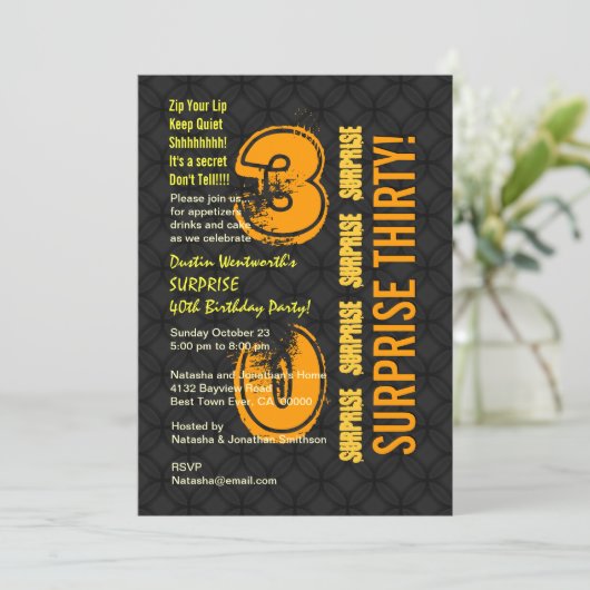 第30モダンな誕生日の黒および金ゴールドE002を驚かして下さい 招待状 (スタンド正面)