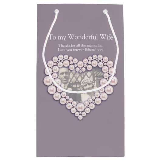 第30結婚記念日の灰色の写真のバッグを真珠で飾って下さい スモールペーパーバッグ (裏面)