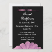 第30誕生日のテンプレートのピンクのデイジーを驚かして下さい 招待状 (裏面)