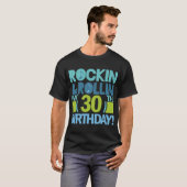 第30誕生日のロックンロールのパーティーのティー Tシャツ (正面フル)