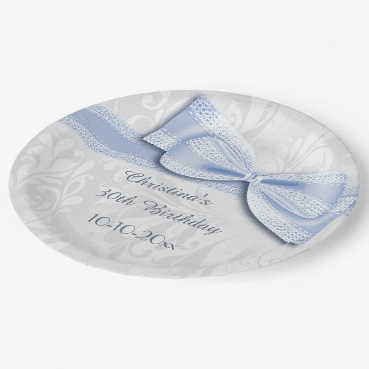 第30誕生日の青いダマスク織およびフェイクな弓 ペーパープレート (アングル)
