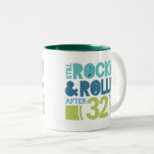 第32おもしろいな記念日の結婚 ツートーンマグカップ (正面右)