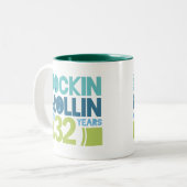 第32おもしろいな記念日の結婚 ツートーンマグカップ (正面左)