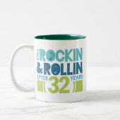 第32おもしろいな記念日の結婚 ツートーンマグカップ (左)