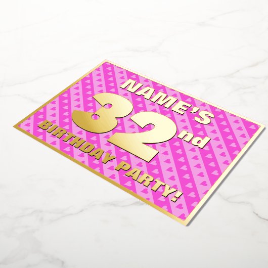 第32回バースデーパーティー – おもしろいピンクのハートとストライプ 箔招待状 (回転した状態)