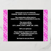 第32回バースデーパーティー – おもしろいピンクのハートとストライプ 箔招待状 (裏面)