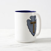 第36歩兵部隊の退役軍人イラクは霜の降りたなMを診察します ツートーンマグカップ (正面右)