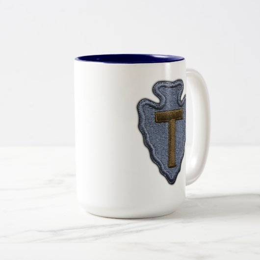 第36歩兵部隊の退役軍人イラクは霜の降りたなMを診察します ツートーンマグカップ (正面右)