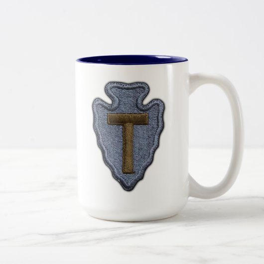 第36歩兵部隊の退役軍人イラクは霜の降りたなMを診察します ツートーンマグカップ (右)