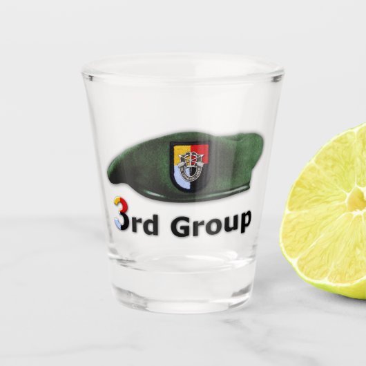 第3 SFGAの特殊部隊のグループの緑色のベレー帽の退役軍人 ショットグラス (正面)