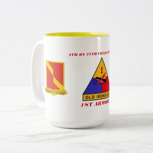 第4大隊の第27野戦砲兵の第1装甲マグ ツートーンマグカップ (正面左)