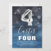 第4誕生日銀バルーン |青いパーティー 招待状 (正面)