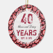 第40ルビー色の結婚記念日のペイズリーのモノグラム セラミックオーナメント (左)