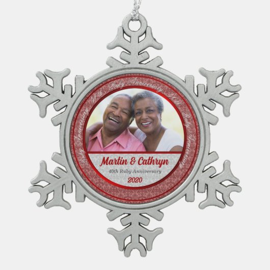 第40回ルビーの結婚アニバーサリー赤い写真 スノーフレークピューターオーナメント (正面)