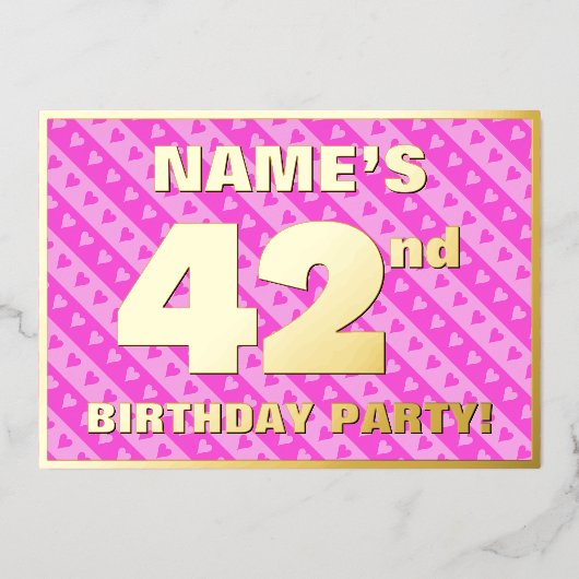 第42回バースデーパーティー – おもしろいピンクのハートとストライプ 箔招待状 (正面)