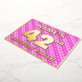 第42回バースデーパーティー – おもしろいピンクのハートとストライプ 箔招待状 (回転した状態)