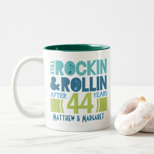 第44記念日のパーソナライズなマグのギフト ツートーンマグカップ (ドーナツ)