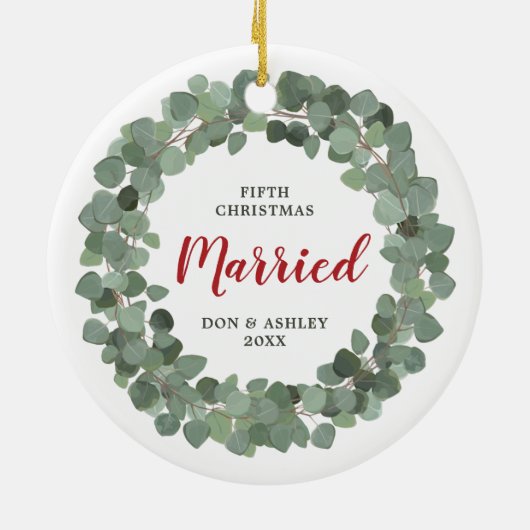 第5回クリスマス結婚したセージパーソナライズされたグリーン セラミックオーナメント (裏面)