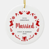 第5回クリスマス結婚したフェスティバルパーソナライズされたリース セラミックオーナメント (正面)