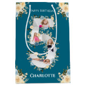 第5誕生日フォトティール（緑がかった色）コラージブルーイエローフラワー ミディアムペーパーバッグ (正面)