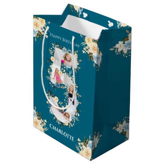 第5誕生日フォトティール（緑がかった色）コラージブルーイエローフラワー ミディアムペーパーバッグ (裏面アングル)