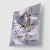 第50名前をカスタムするの聖職授与式記念日の聖餐杯 スクエア壁時計 (傾斜)