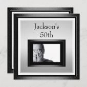 第50男性の誕生日の白い銀製の黒い写真 招待状 (正面/裏面)
