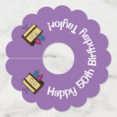 第50蝋燭チョコレートアイシングが付いているお誕生日ケーキ ワイングラスタグ (正面)