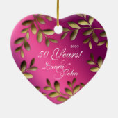 第50記念日のクリスマスのピンクの紫色の金ゴールド セラミックオーナメント (裏面)