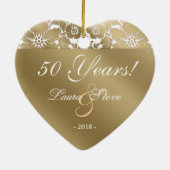 第50記念日の結婚式の花のダマスク織の金ゴールドの白 セラミックオーナメント (裏面)