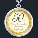 第50記念日の金ゴールドのレースの記念品のペンダント シルバープレートネックレス<br><div class="desc">第50記念日の記念品のペンダントのネックレス -- フォーマルな原稿が付いているエレガントな金第50結婚記念日のペンダントおよび旧式な金ゴールドのレースは設計します -- あなたの幸せなお祝いのための名前そして日付をカスタマイズ。  50の金年を一緒に記念するためにあなたの妻のためのギフト、母、祖母を完成して下さい。  利用できる一致カード、招待状、郵便料金およびギフト。  利用できる他のスタイルおよびカスタム化要望に応じて。</div>
