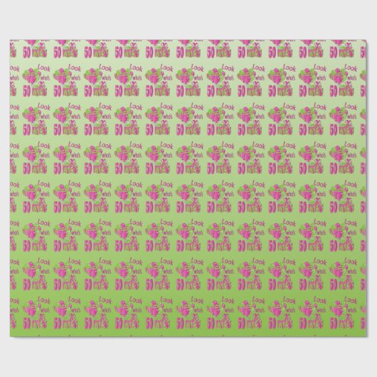 -第50誕生日か緑およびピンクの50はだれであるか見て下さい ラッピングペーパー (フラット)