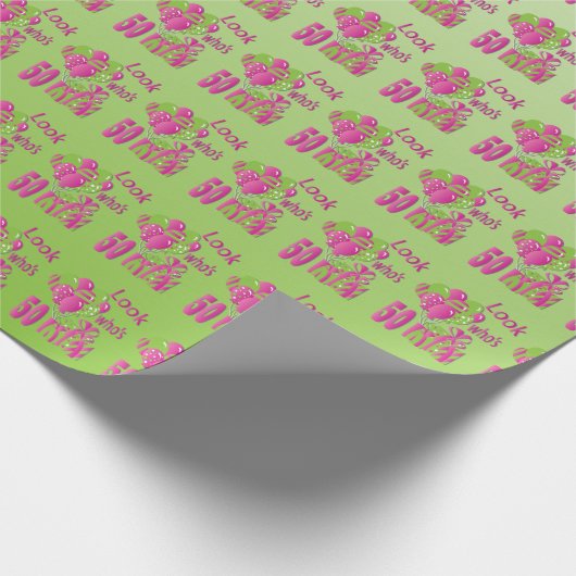 -第50誕生日か緑およびピンクの50はだれであるか見て下さい ラッピングペーパー (角)