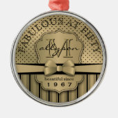 第50誕生日のシャンペンの金ゴールドの水玉模様のストライプの弓 メタルオーナメント (正面)