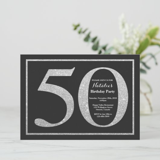 第50誕生日の招待状の銀のグリッターの黒板 招待状 (スタンド正面)