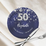 第50誕生日ネイビー・ブルー・シルバー・スターズ ペーパープレート<br><div class="desc">50誕生祝い。銀の星を持つネイビーフェイクブルーの背景色。青い色が不均一だ。名前を追加する，文字.</div>