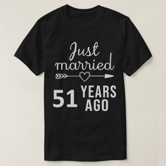 第51回結婚記念日ギフトたった今結婚しました51アイ Tシャツ (デザイン正面)