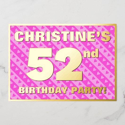 第52回バースデーパーティー – おもしろいピンクのハートとストライプ 箔招待状 (正面)