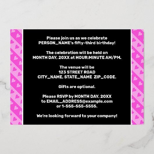 第53回バースデーパーティー – おもしろいピンクのハートとストライプ 箔招待状 (裏面)