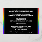 第57回誕生日パーティー:おもしろいカラフル、レインボーパターン 箔招待状 (裏面)