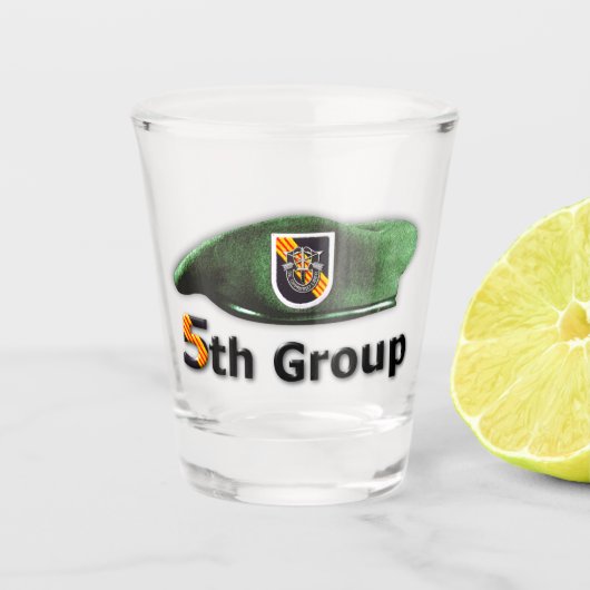 第5 SFGAの特殊部隊のグループの緑色のベレー帽の退役軍人 ショットグラス (正面)