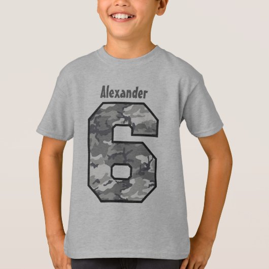 第6誕生日の男の子の迷彩柄の6年の名前をカスタムするV02V Tシャツ (正面)