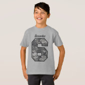 第6誕生日の男の子の迷彩柄の6年の名前をカスタムするV02V Tシャツ (正面フル)