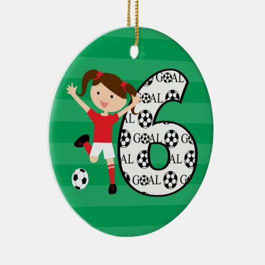 第6誕生日の赤と白のサッカーの女の子1 セラミックオーナメント (右)