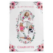 第6誕生日ガールフォトコラージピンクフラワー ミディアムペーパーバッグ (裏面)