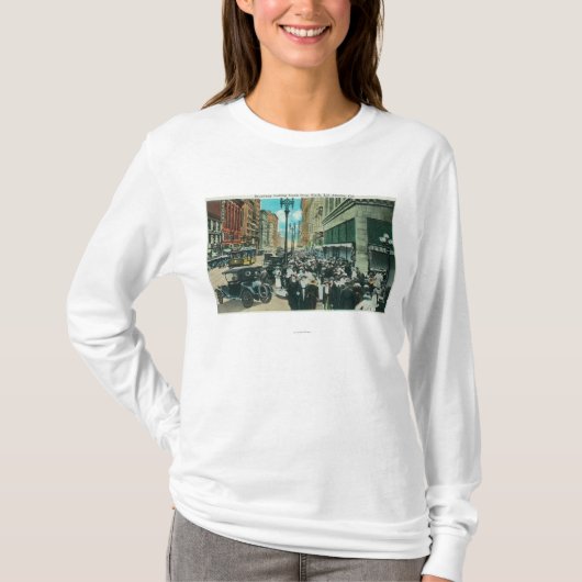 第6通りからのブロードウェイの南眺め Tシャツ (正面)