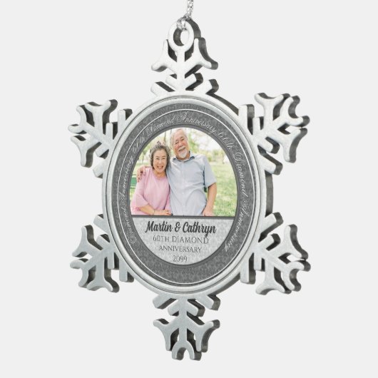 第60回ダイヤモンドアニバーサリー・シルバー・ダマスク写真 スノーフレークピューターオーナメント (右)