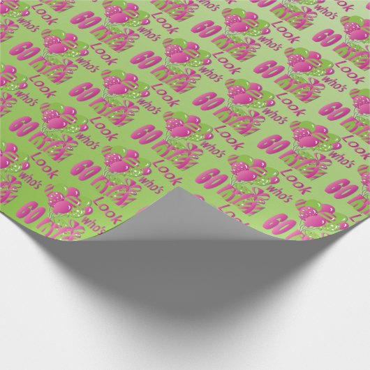 -第60誕生日か緑およびピンクの60はだれであるか見て下さい ラッピングペーパー (角)